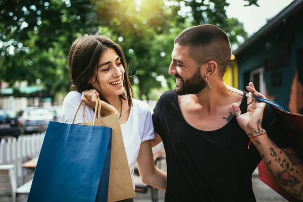 Fröhlich Erfolgreiches Glückliches Junges Paar Mit Einkaufstüten Unterwegs Und Lachend — Stockfoto