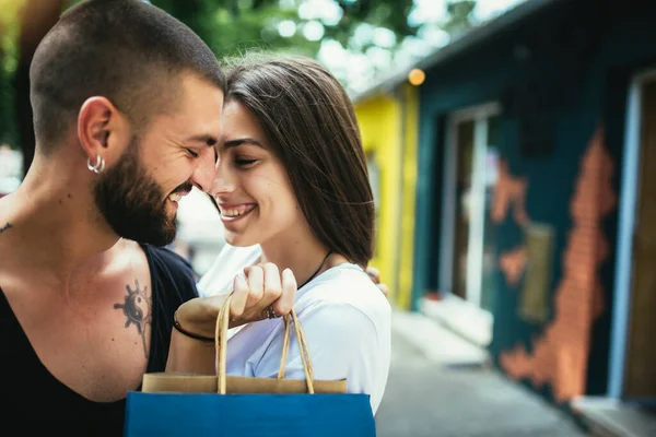 Alegre Bem Sucedido Jovem Feliz Lindo Casal Com Sacos Compras — Fotografia de Stock