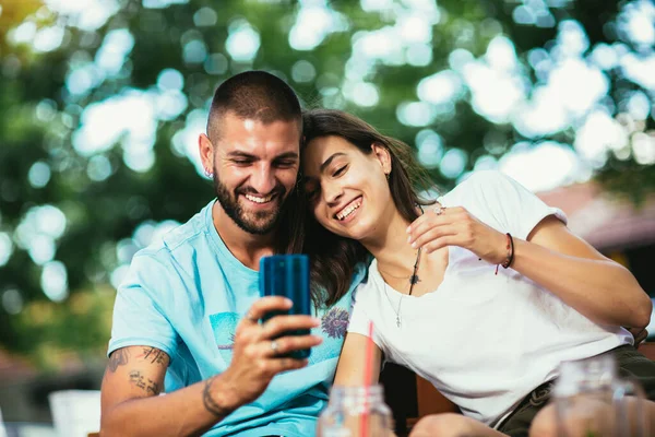 Pareja Romántica Amor Pasar Tiempo Juntos Cafetería Usando Teléfono — Foto de Stock