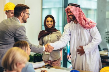 Çok kültürlü iş adamları toplantı ve iş hakkında konuşmak 