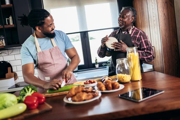Erwachsener Sohn Kocht Mit Seinem Älteren Vater Der Küche — Stockfoto