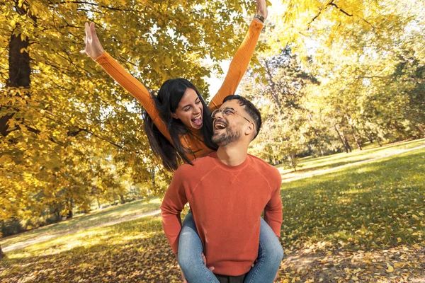 Smiling Couple Having Fun Autumn Park Boyfriend Carrying His Girlfriend — Stock Photo, Image