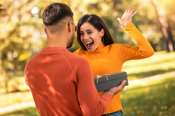 Novio Caucásico Dar Regalo Caja Hermosa Novia Bonita Parque Otoño — Foto de Stock