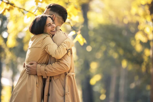 Couple Love Hugging Autumn Park Enjoying Beautiful Autumn Day — Stock Photo, Image