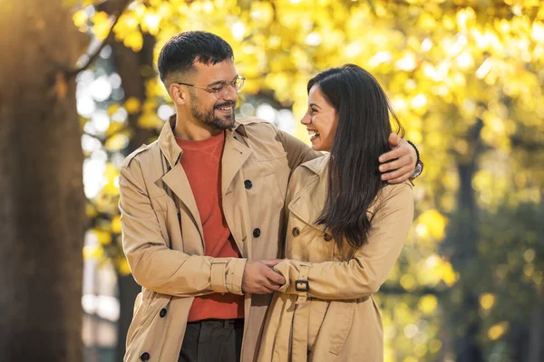 Coppia Innamorata Passeggiando Nel Parco Autunnale Godendo Una Bella Giornata — Foto Stock