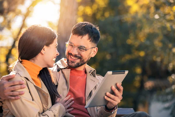 Junges Paar Sitzt Auf Parkbank Und Hat Spaß Mit Digitalem — Stockfoto