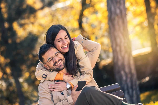 Pareja Joven Sentada Banco Parque Divirtiéndose — Foto de Stock