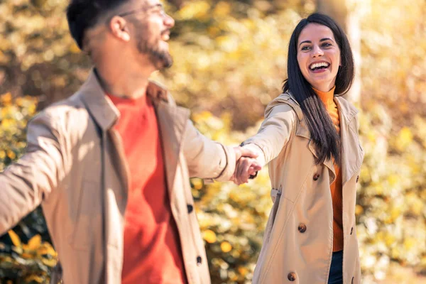 Jeune Couple Dans Parc Amuser Tenant Main — Photo