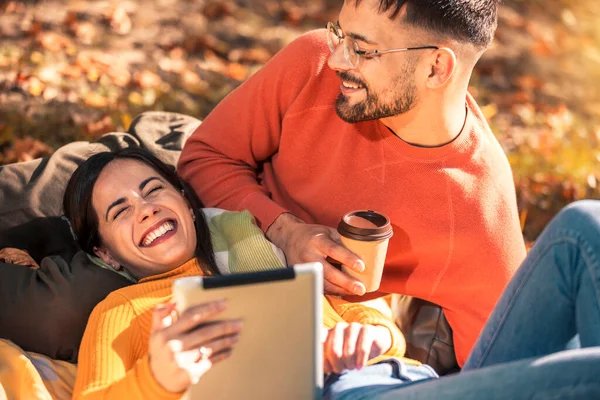 Jongeman Vrouw Zitten Herfst Een Deken Het Park Met Digitale — Stockfoto