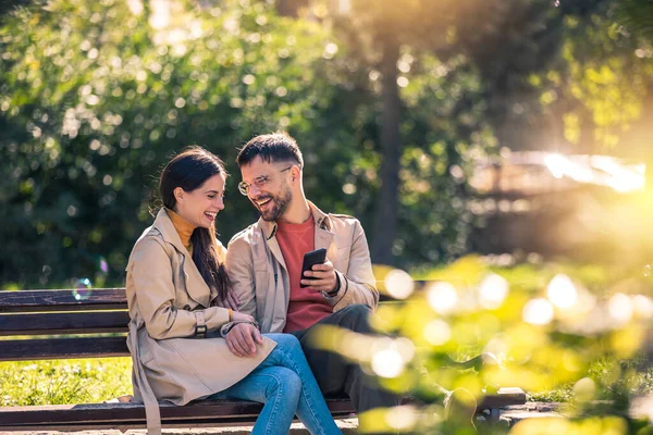 Young Couple Looking Reading Sms Smart Phone Park — Stock Photo, Image