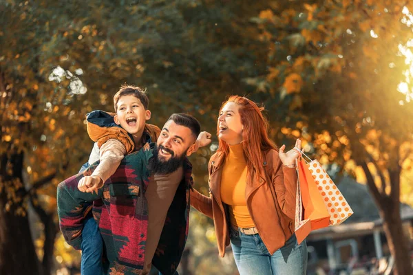 Junge Glückliche Eltern Amüsieren Sich Während Des Herbsttages Mit Ihrem — Stockfoto