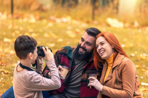 Fiatal Boldog Szülők Szórakoznak Fiukkal Parkban Ősszel Fiú Lefényképezi Szüleit — Stock Fotó
