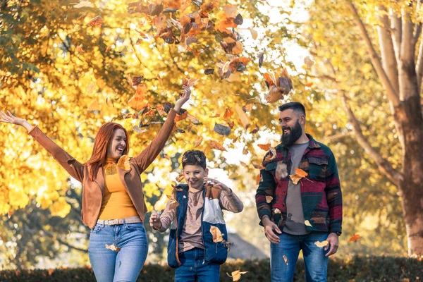 Junge Glückliche Eltern Amüsieren Sich Herbst Mit Ihrem Jungen Beim — Stockfoto