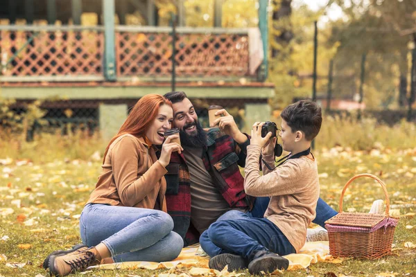 Щасливі Батьки Бавляться Своїм Хлопчиком Парку Восени Хлопчик Фотографує Своїх — стокове фото