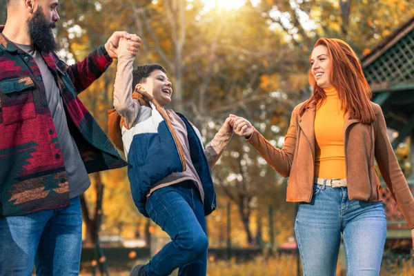 Giovani Genitori Felici Divertono Con Loro Ragazzo Mentre Corrono Nel — Foto Stock