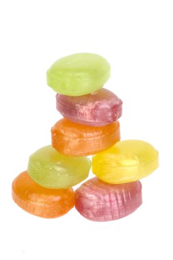 Beyaz arka plan üzerinde izole renkli tatlılar