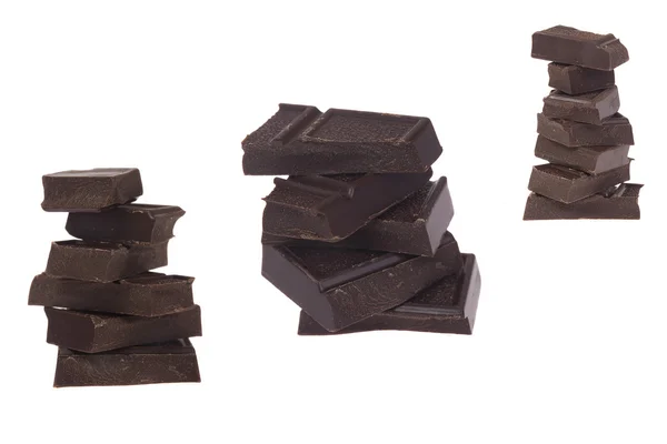 Tři sady kousky tmavé čokolády izolovaných na bílém pozadí — Stock fotografie