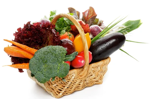 Cesta de verduras crudas Imagen de stock