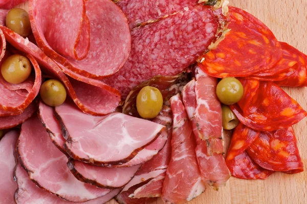 A delikátesz húsok elrendezése — Stock Fotó