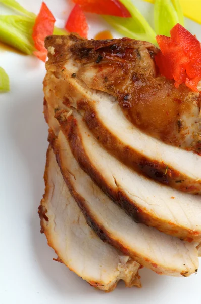 グリルした鶏の胸肉スライスplátky grilovaných kuřecích prsou — Stock fotografie