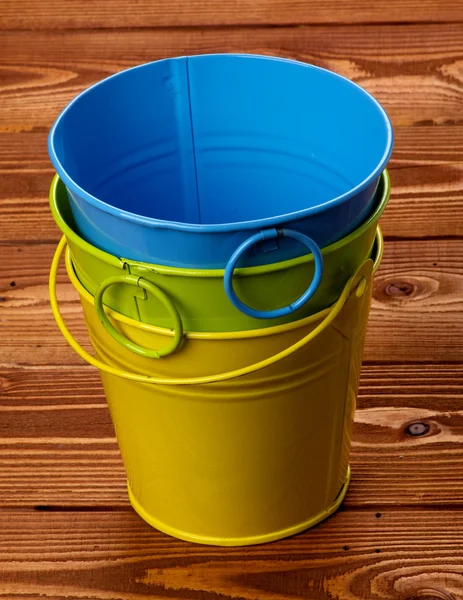 Barevné plechové kbelíky — Stock fotografie