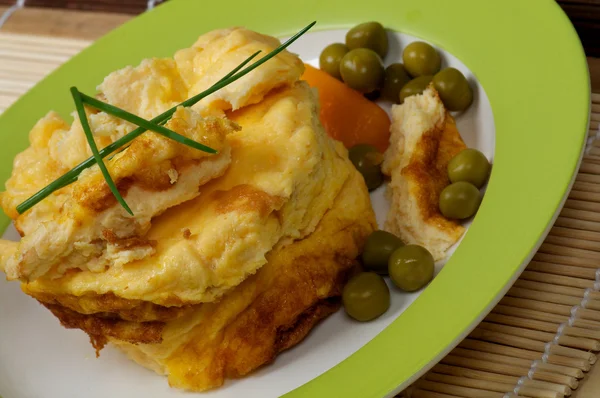 Fluffy Scrambled Omelet with Green Peas — Stock Photo, Image