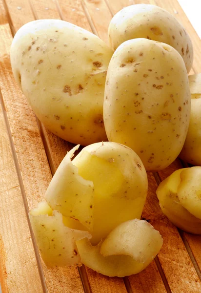 Rauwe aardappel volledige lichaam en segmenten — Stockfoto