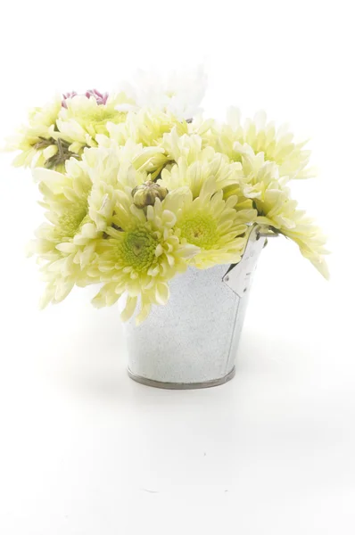 Blecheimer mit gelben Chrysanthemen — Stockfoto