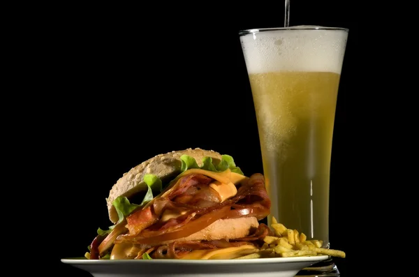 Cerveza y hamburguesa — Foto de Stock