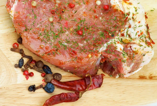 Mariniertes rohes Schweinefleisch — Stockfoto