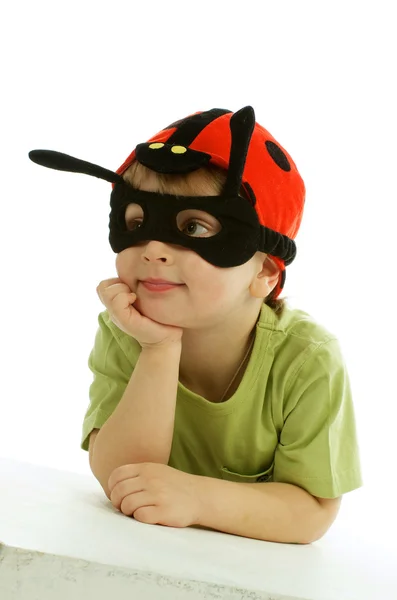 Kleine jongen in lieveheersbeestje hoed — Stockfoto