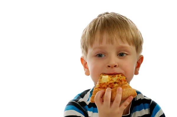 Mały chłopiec jedzenie pizzy — Zdjęcie stockowe