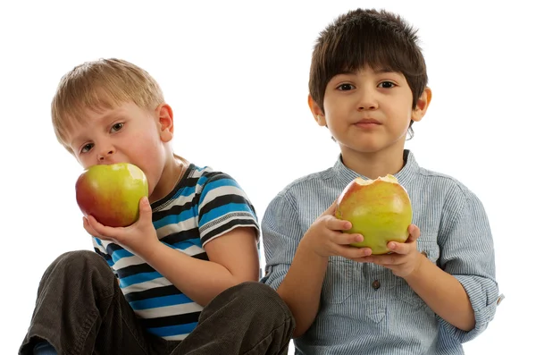 Dos chicos con manzanas — Foto de Stock