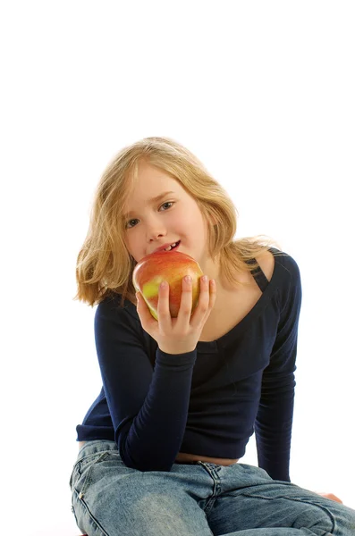 Chica comiendo una manzana — Foto de Stock