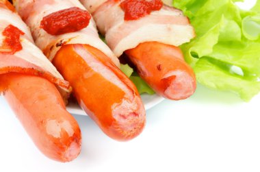 Pastırmaya sarılmış sosisler.