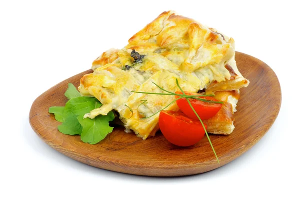 Пирог с сыром и зеленью — стоковое фото