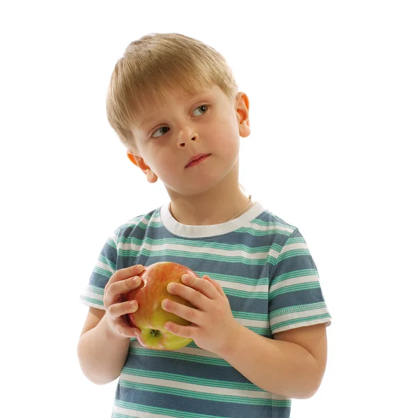 Niño pequeño con manzana — Foto de Stock