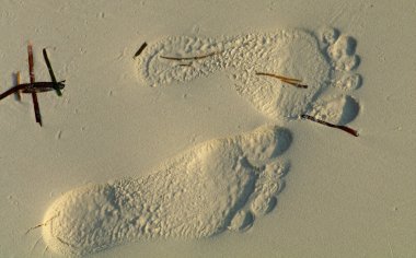 kum üzerinde ayak izleri