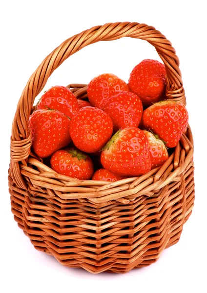 Erdbeeren im Korb — Stockfoto