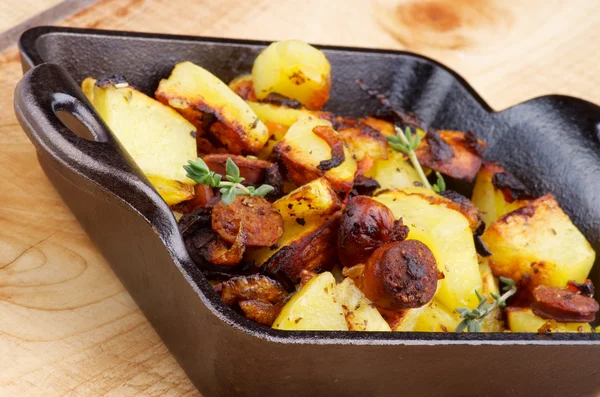 Enchidos e ensopado de batata — Fotografia de Stock