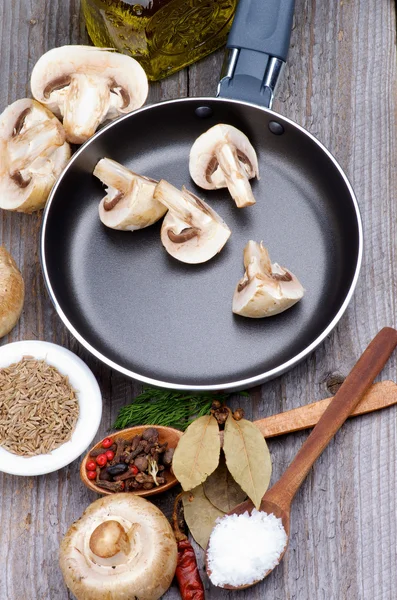 Champignons kochen — Stockfoto