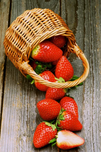 草莓在篮子里 — 图库照片