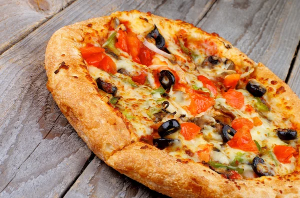 Zwarte olijven pizza — Stockfoto