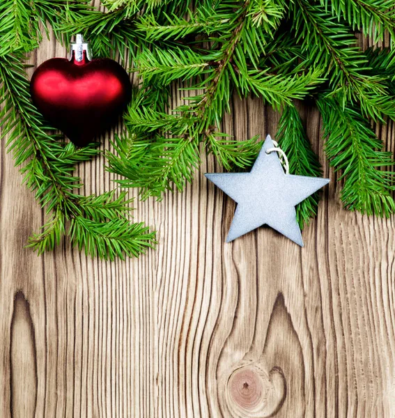 Spruce Şubeleri Arasında Gümüş Yıldız Kırmızı Yürek Bauble Ile Noel — Stok fotoğraf
