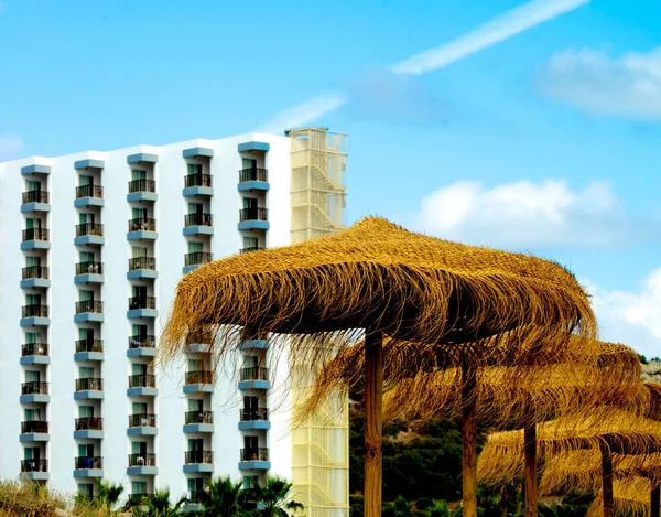 Paraguas Paja Contra Cielo Azul Fondo Del Edificio Del Resort — Foto de Stock