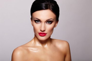 seksi beyaz genç kadın model kırmızı dudaklar