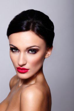 seksi beyaz genç kadın model kırmızı dudaklar