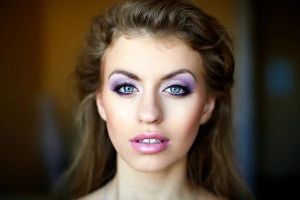 Primer plano retrato de mujer hermosa con maquillaje brillante — Foto de Stock