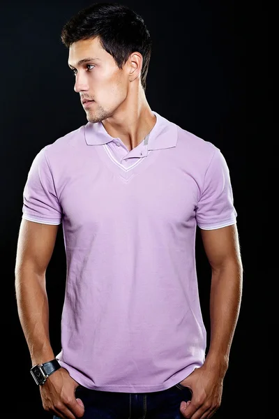 Moda joven sexy musculoso atlético hombre en ropa casual — Foto de Stock