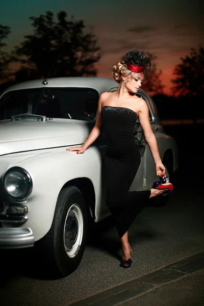 Piękne sexy kobieta stoi w pobliżu starego samochodu w stylu retro — Zdjęcie stockowe